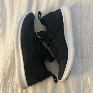 NIKE free running. Never worn!